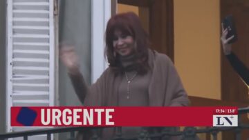 Cristina y su segunda salida del día a saludar al balcón. Sigue la vigilia en Constitución